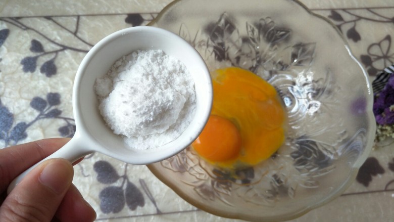 宝宝零添加健康零食蛋黄溶豆,加入5克糖粉(也可以用白砂糖代替)