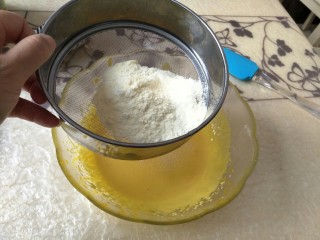 宝宝零添加健康零食蛋黄溶豆,筛入15克的奶粉