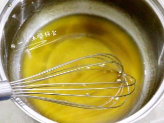 蛋黄豆沙月饼 ,先制作饼皮：转化糖浆，枧水，花生油用手动打蛋器搅拌均匀。再倒入中筋面粉拌匀成团，包上保鲜膜室温松弛2小时以上。
