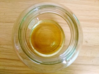 柠檬蜂蜜茶,玻璃罐清洗干净，用开水烫下消下毒，沥干水分，底下铺一层蜂蜜。