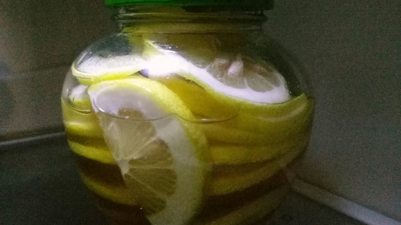 柠檬蜂蜜茶,放冰箱这藏三天就可以喝了。
