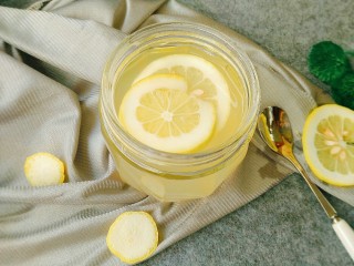 柠檬蜂蜜茶,喝的时候，取两或三片柠檬片，倒少许蜂蜜水，加适量温水或冰水搅拌均匀即可。