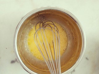 经典法式焦糖布丁,将蛋黄与砂糖搅化备用
