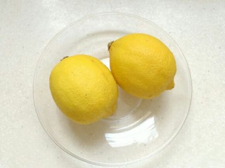 柠檬蜂蜜茶,放入流动的水冲洗干净，用厨房纸巾擦干表面的水。
