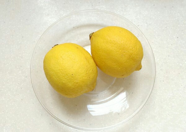 柠檬蜂蜜茶,放入流动的水冲洗干净，用厨房纸巾擦干表面的水。
