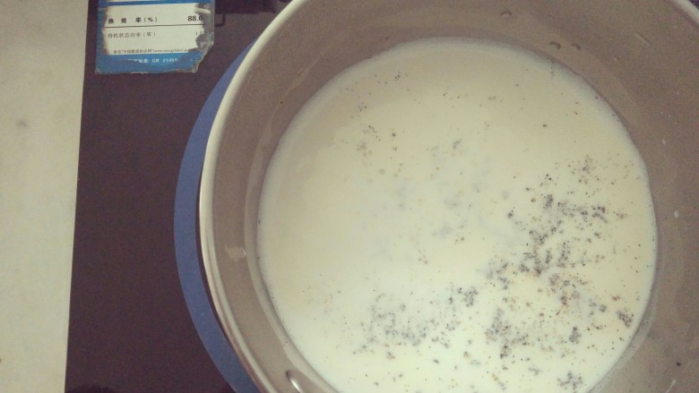 经典法式焦糖布丁,将牛奶煮至微沸