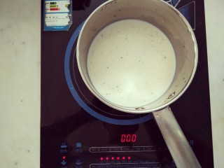 经典法式焦糖布丁,香草荚剖开，将牛奶和香草荚放入奶锅中