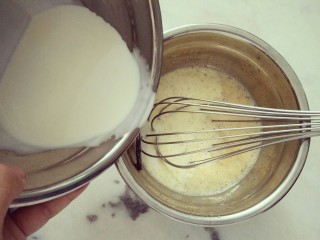 经典法式焦糖布丁,再将冷淡奶油倒入蛋奶液中