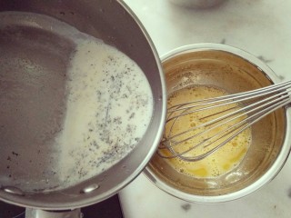 经典法式焦糖布丁,将牛奶缓缓倒入蛋液中