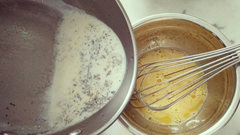 经典法式焦糖布丁,将牛奶缓缓倒入蛋液中
