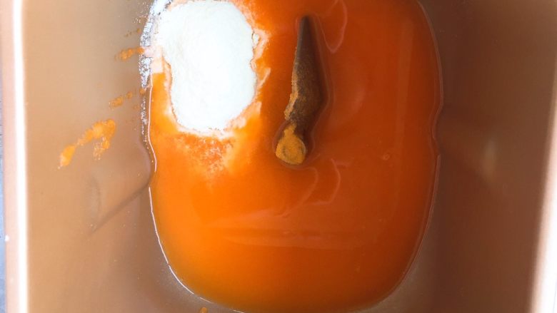 胡萝卜🥕山药双色馒头,胡萝卜汁加奶粉放入面包机底部。