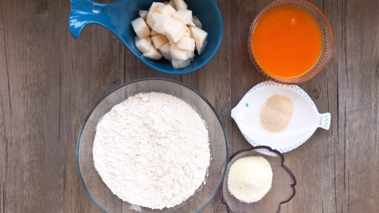 胡萝卜🥕山药双色馒头,准备所有食材称重备用。
如果宝宝月龄够大可以将奶粉换成细砂糖。