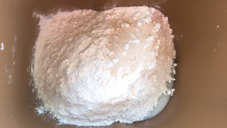 胡萝卜🥕山药双色馒头,顶部放中筋面粉和酵母启动面包机揉面程序。