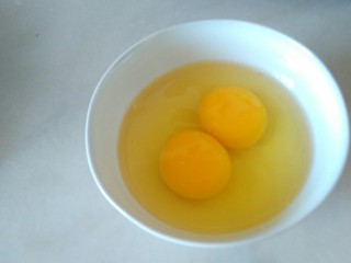 雞蛋炒秋葵,雞蛋打入碗里