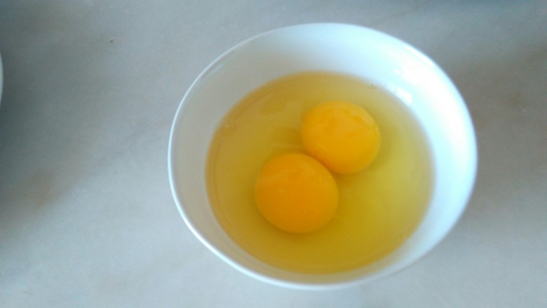 鸡蛋炒秋葵,鸡蛋打入碗里