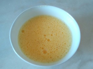 雞蛋炒秋葵,用筷子攪拌成蛋液