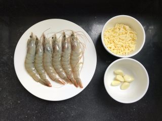 蒜蓉芝士烤虾,食材准备：大虾、马苏里芝士碎、蒜瓣

调味料：盐、黑胡椒