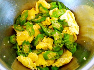 雞蛋炒秋葵,一起把秋葵和雞蛋翻炒入味。