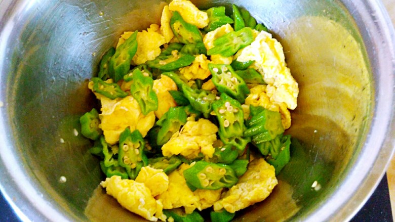 鸡蛋炒秋葵,一起把秋葵和鸡蛋翻炒入味。