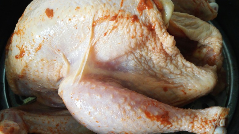 微辣版烤鸡,为了使烤鸡更容易熟我选择在蒸锅上把鸡先蒸一下