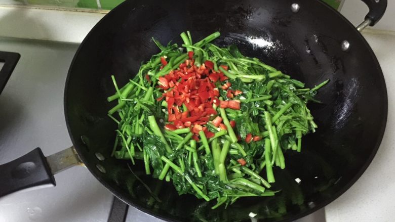 清炒空心菜,放入红辣椒碎，起调色作用；