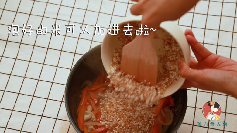 鸡胸肉糙米手抓饭(新疆味道),把泡好的米沥水后均匀铺在鸡肉上～