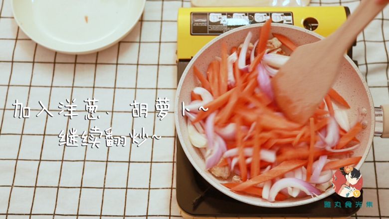 鸡胸肉糙米手抓饭(新疆味道),放入洋葱胡萝卜后继续翻炒～
