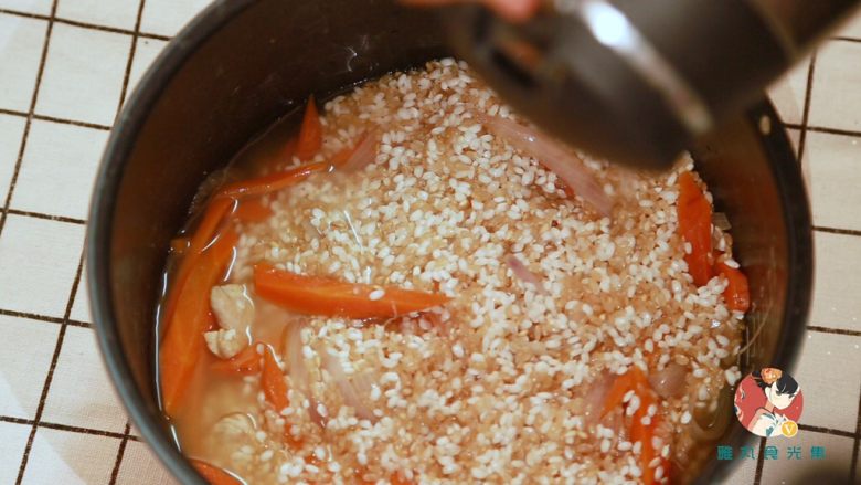 鸡胸肉糙米手抓饭(新疆味道),可以适当的加入一点水，水的话不要没过大米太多，否则抓饭就会太稀了。