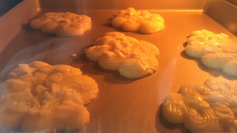 云朵杏仁奶油泡芙,烤箱预热200度，烤约30分钟，中间不能打开烤箱