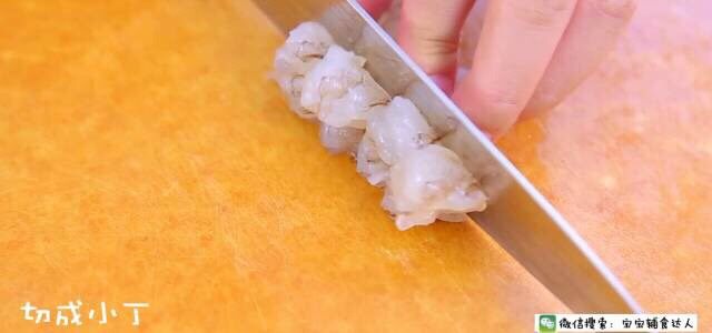 鲜虾蛋卷 宝宝辅食食谱,切成小丁。