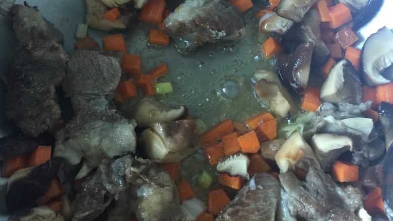 香菇排骨焖饭,加入排骨和香菇胡萝卜翻炒