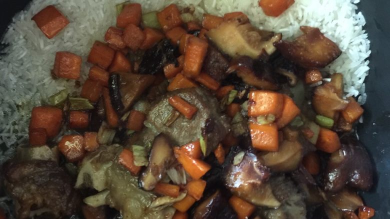 香菇排骨焖饭,炒均匀后关火不用炒熟放入淘好的米中