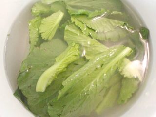 银鳕鱼蔬菜泥米糊,小白菜洗净用贝壳粉泡十分钟之后再用清水冲洗干净
