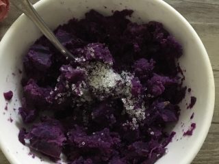 桂花紫薯山药糕,紫薯洗净切小块，上锅蒸熟后去皮，加入适量糖和少量食用油