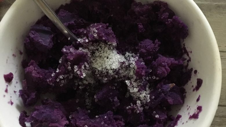 桂花紫薯山药糕,紫薯洗净切小块，上锅蒸熟后去皮，加入适量糖和少量食用油