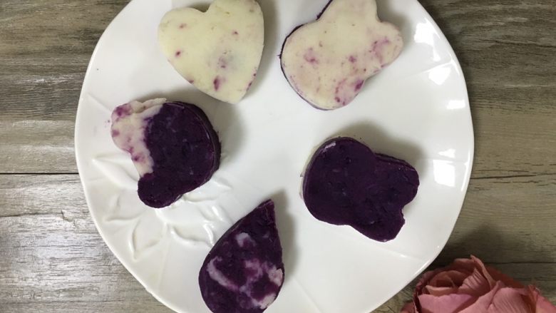 桂花紫薯山药糕,用模具做出各种喜欢的造型。