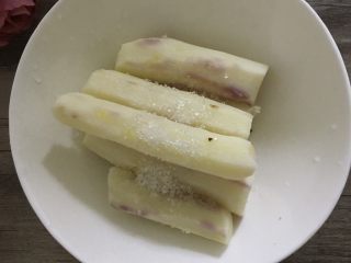 桂花紫薯山药糕,山药切小段上锅蒸熟后去皮，加入适量糖和少量食用油