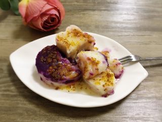 桂花紫薯山药糕,最后淋上香甜的桂花酱后即可食用