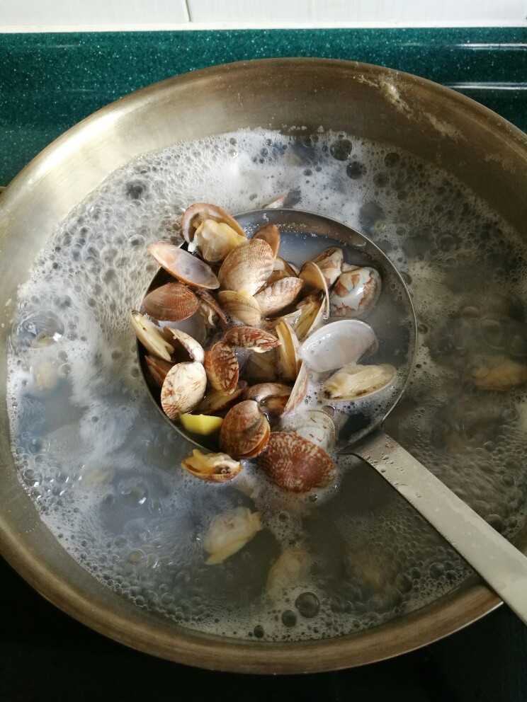 芥末蛤肉菠菜,煮至花蛤开口后捞出。