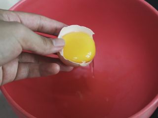 椰子油全麦紫薯松饼,分离蛋清蛋黄分别至两个干净的盆儿中