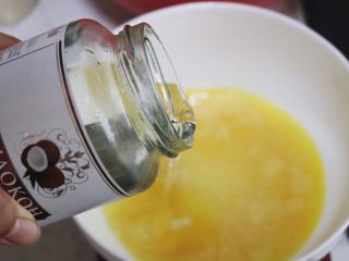 椰子油全麦紫薯松饼,蛋黄中加入水，椰子油稍微搅拌