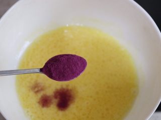 椰子油全麦紫薯松饼,再加入紫薯粉，全麦面粉