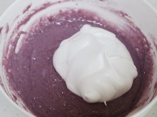 椰子油全麦紫薯松饼,取1/2蛋白于紫薯蛋黄糊中，翻拌均匀