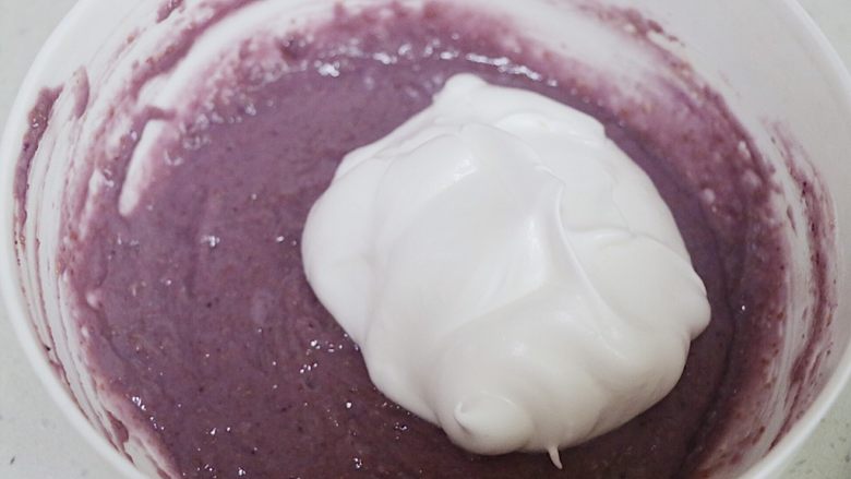 椰子油全麦紫薯松饼,取1/2蛋白于紫薯蛋黄糊中，翻拌均匀