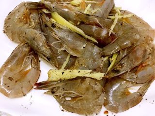 茄汁大虾,腌制🍤：姜丝，料酒，黑胡椒，抓均匀