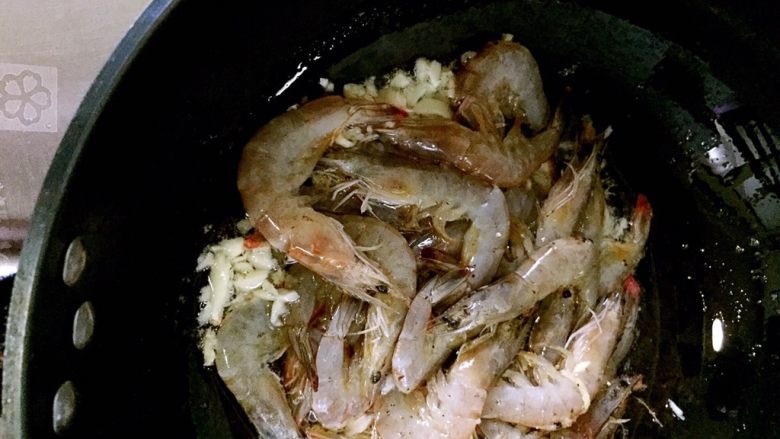 茄汁大虾,倒🦐入锅，翻炒均匀，盖上锅盖焖五分钟