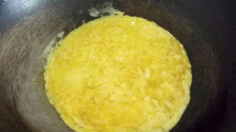 向日葵蛋包饭,热锅刷油，一半蛋液倒入锅内，快速转圆