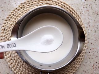 能量酸奶杯,菌粉倒入小勺内，舀入适量牛奶，拌均匀，再倒入牛奶里，充分搅拌均匀；