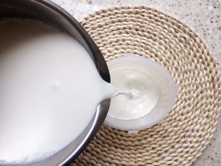 能量酸奶杯,搅拌好的牛奶倒入酸奶机容器里；