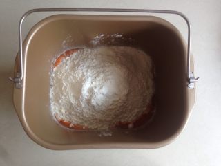 面包机版胡萝卜吐司,对角放糖和盐，再放入奶粉和高筋面粉
